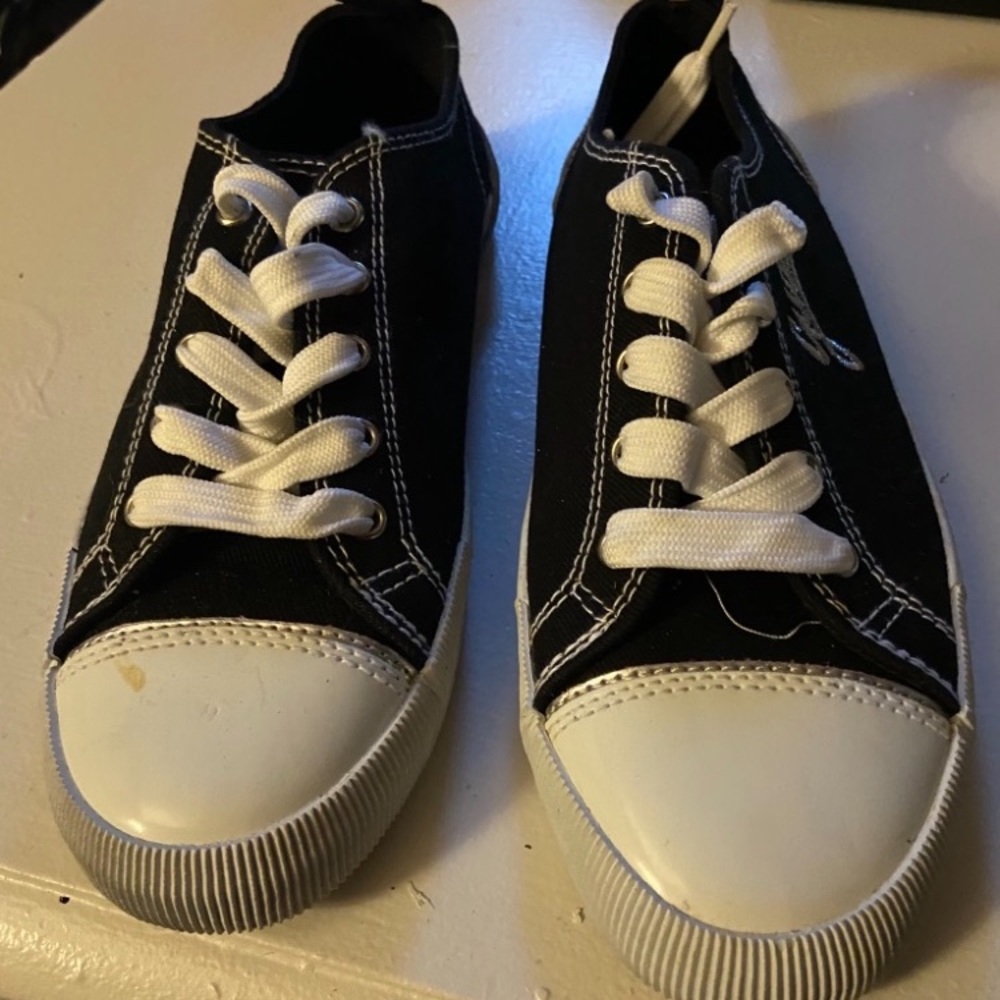 Ladies Guess black / white canvas runner